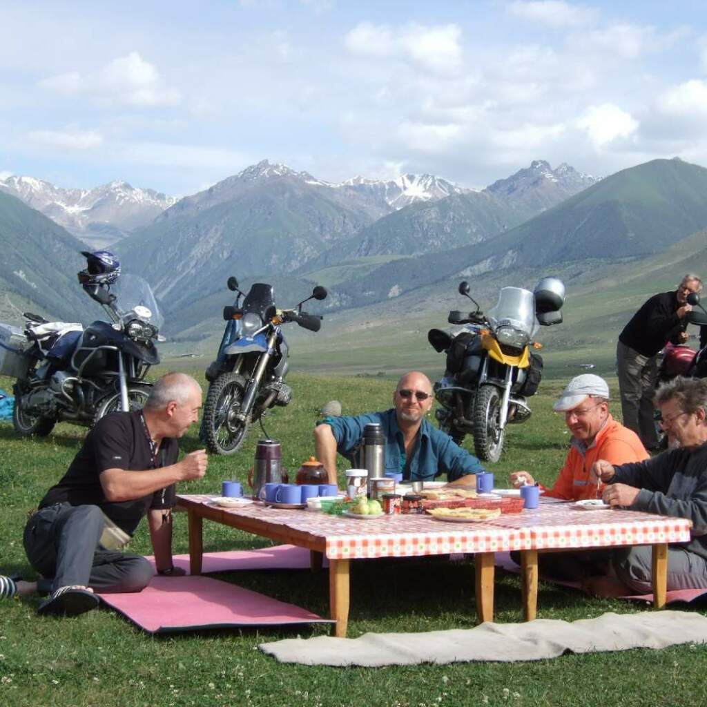 Motorradreisen Asien Kasachische Kalksteinhöhle Horizont Feld